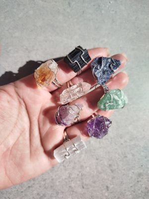 Anillos con baño de plata y minerales ( regulables)