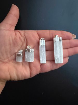Dijes selenita con baño de plata