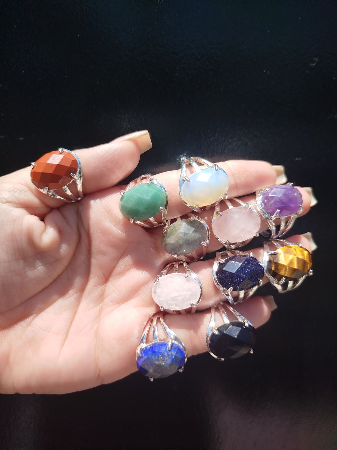 Anillo oval facetado