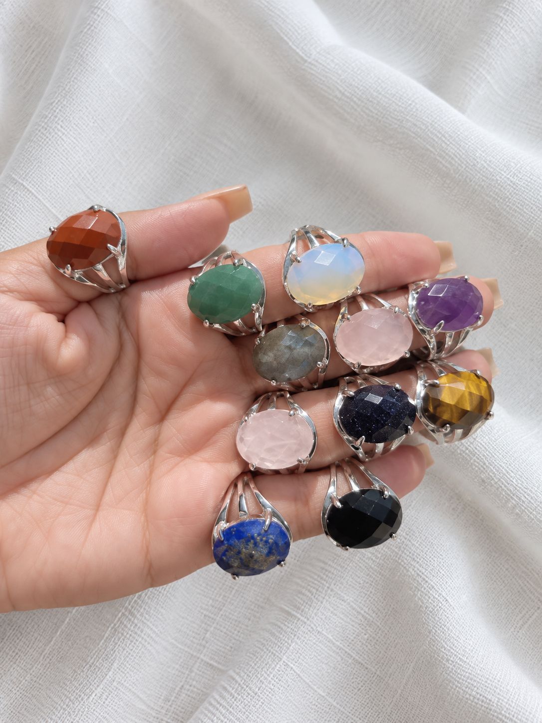 Anillo oval facetado