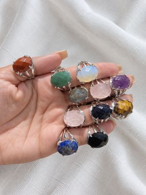 Anillo oval facetado