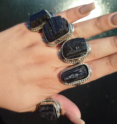 Anillo alpaca turmalina negra