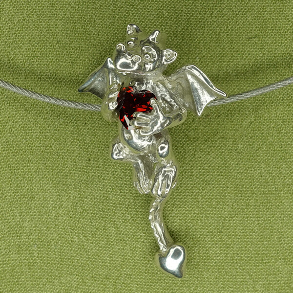 Drache mit Herz, Anhänger