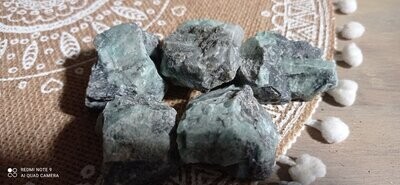 Mineral Esmeralda masivo en bruto