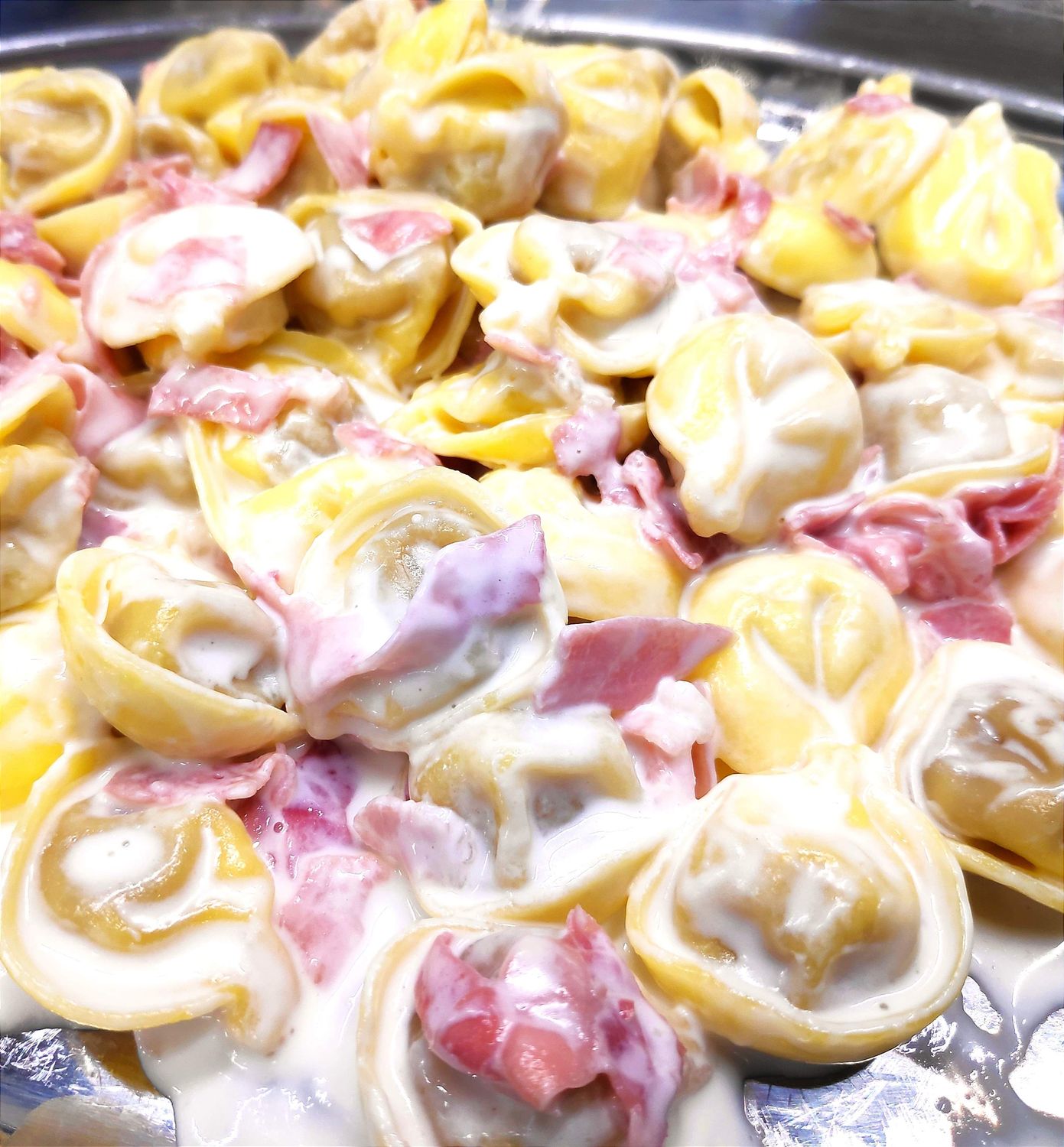 Tortellini con panna e prosciutto
