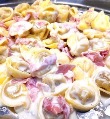 Tortellini con panna e prosciutto