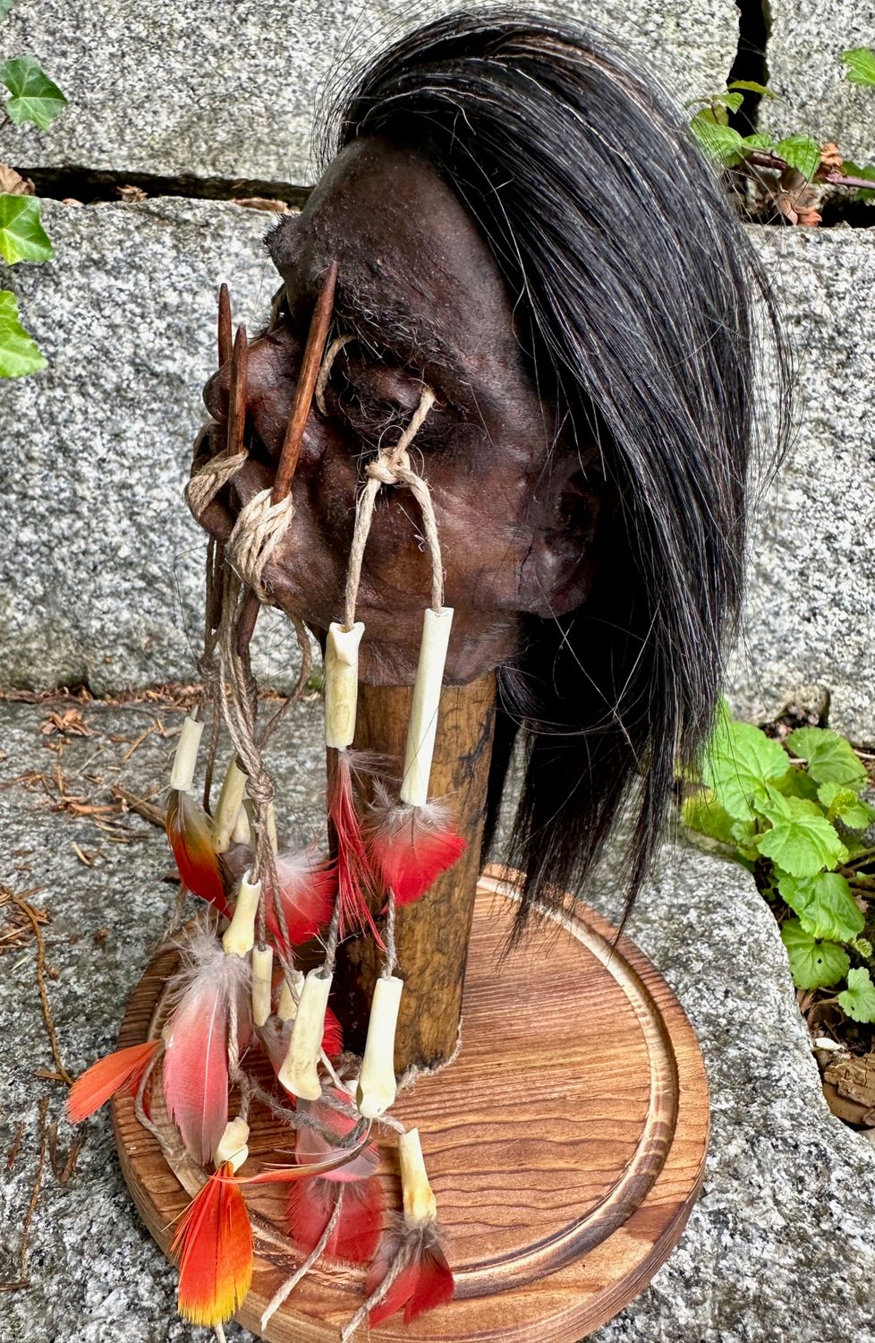 Seltener und hochwertig gefertigter Schrumpfkopf -Tierhaut