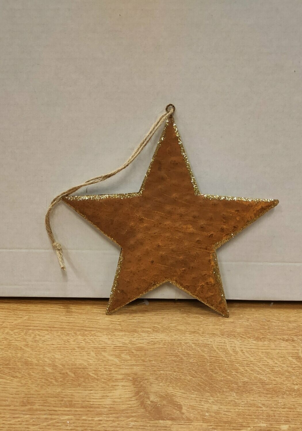 Étoile en métal rouillé à suspendre. Étoile en métal rouillé à suspendre.