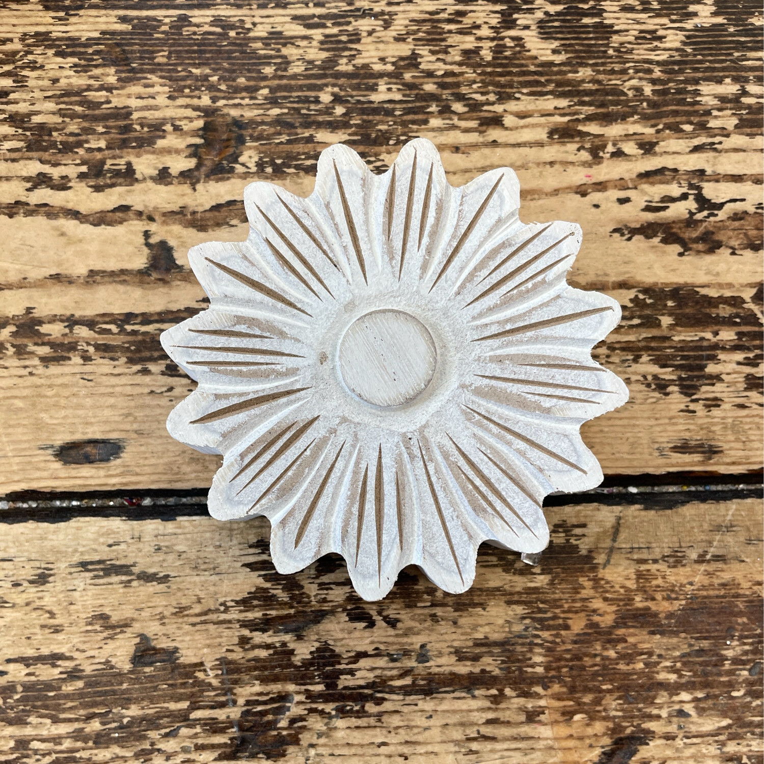 Col Med White Washed Daisy Head