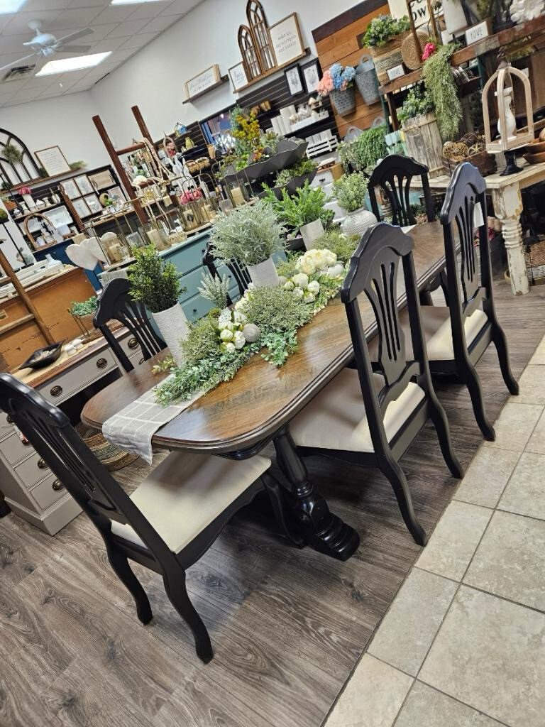 VV Table 78x43x30-1/2 6 Chairs