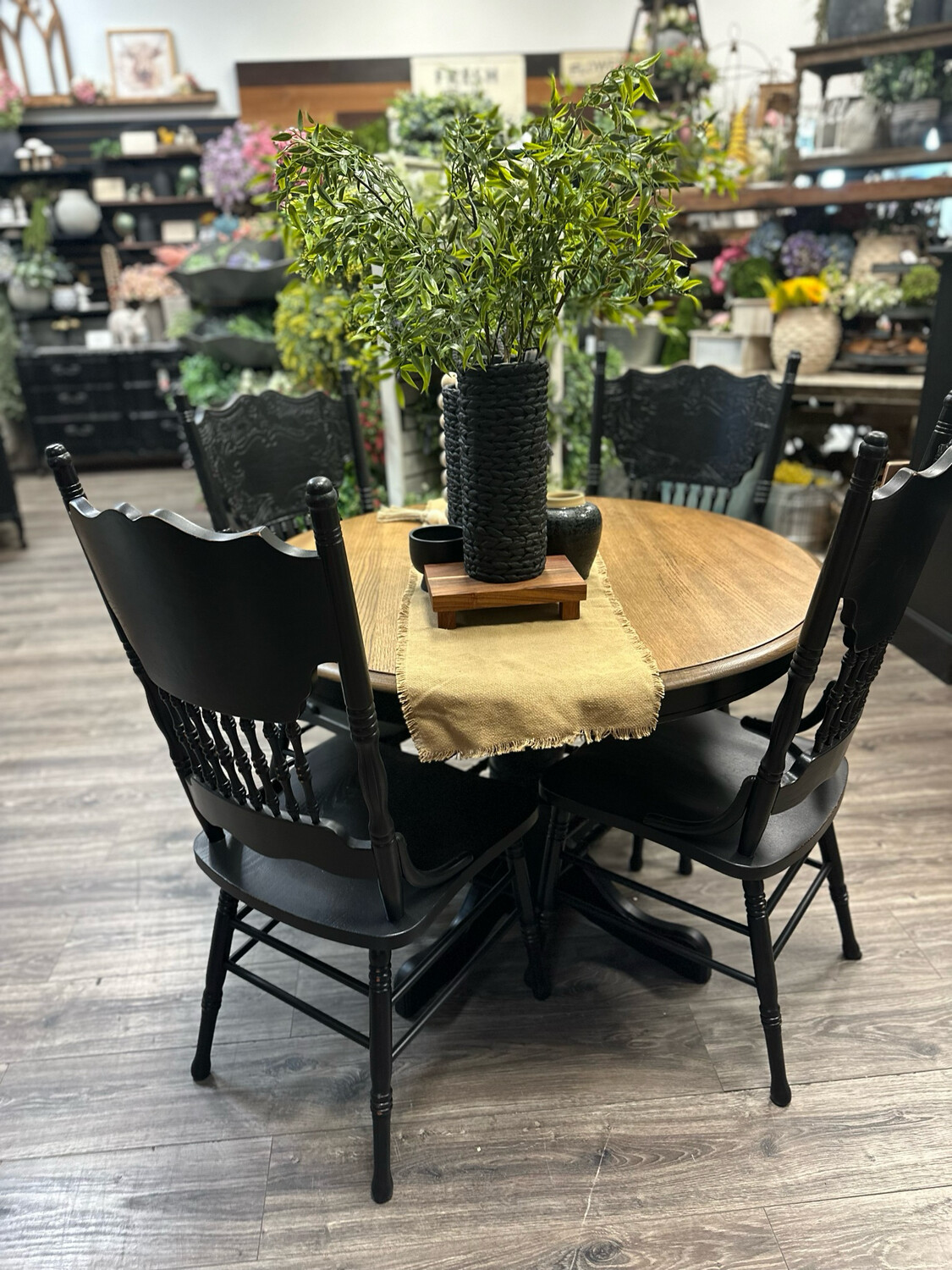 VV 42&quot; Round/4 Chairs