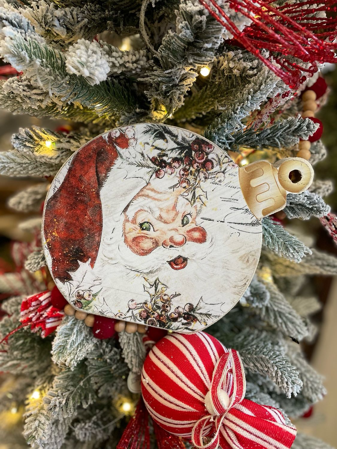 Jarmz Ornament Sitter 10x8 Rosy Santa