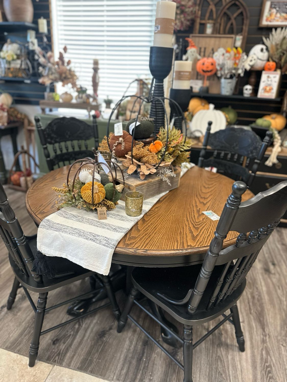 VV Rnd 48&quot; 24&quot; L 4 Chairs sale 