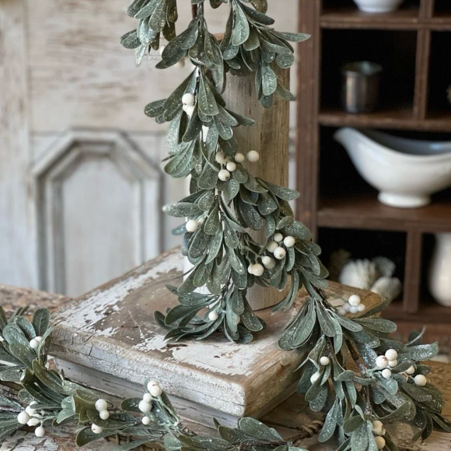 Lan 5’ Ice kissed Mistletoe Garland
