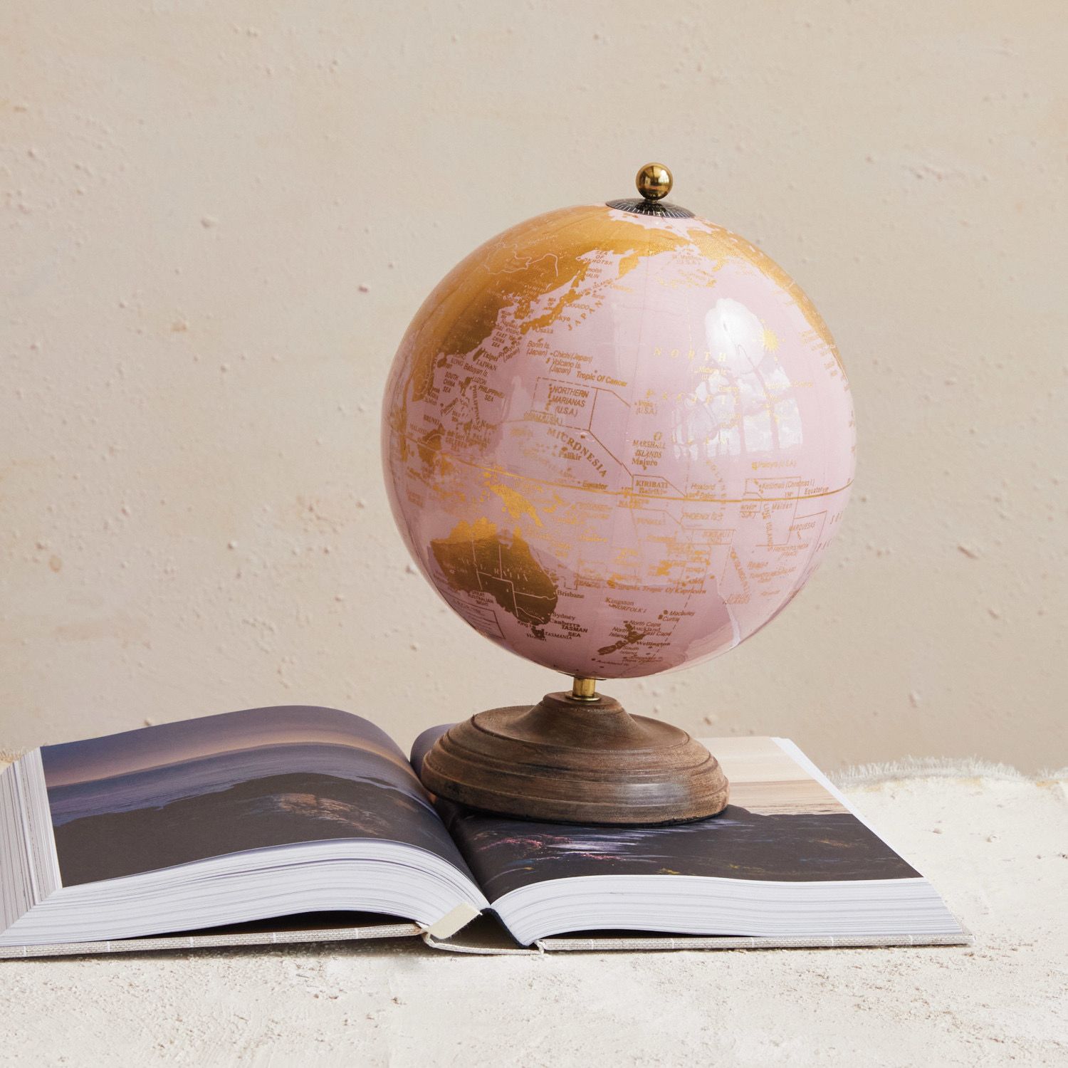 Cco Plastic Globe Pink 8.5x10.75&quot;