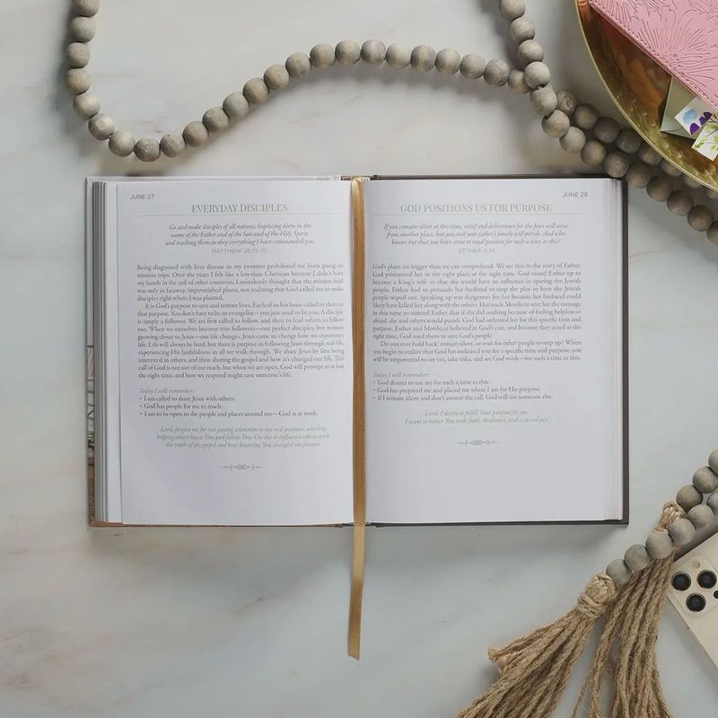 CAG Women 10 Min W/God Devotional Hardcover