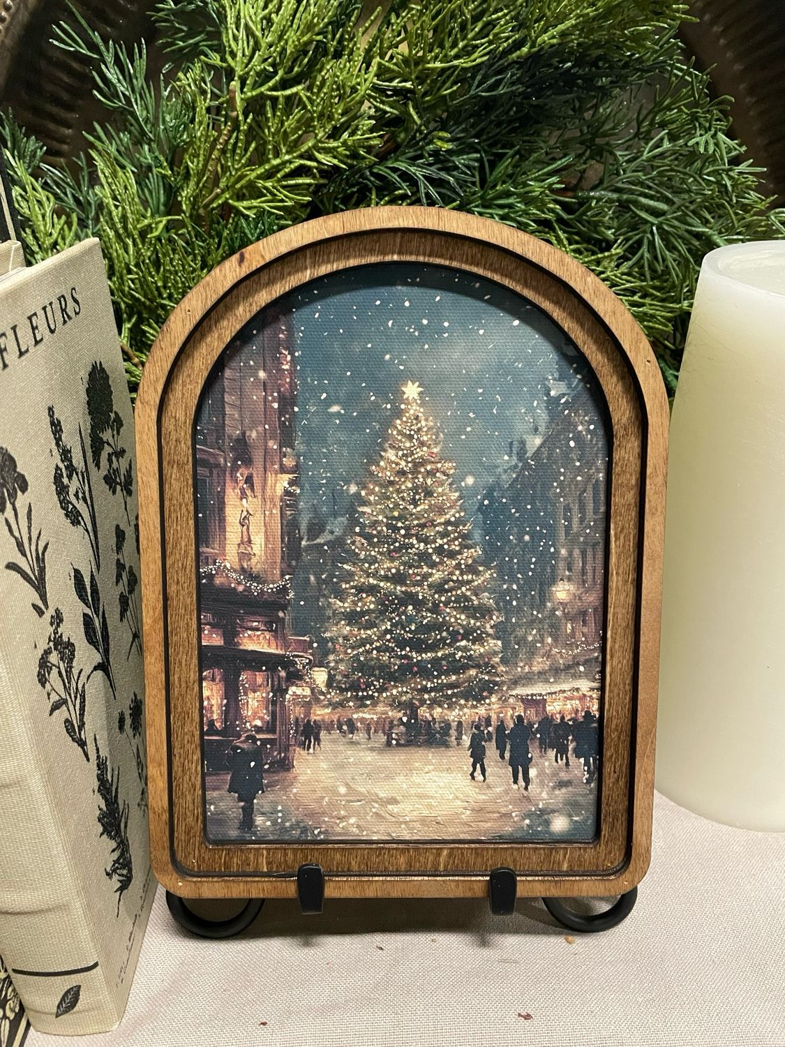 Red Arch Christmas Tree Main St 8x6