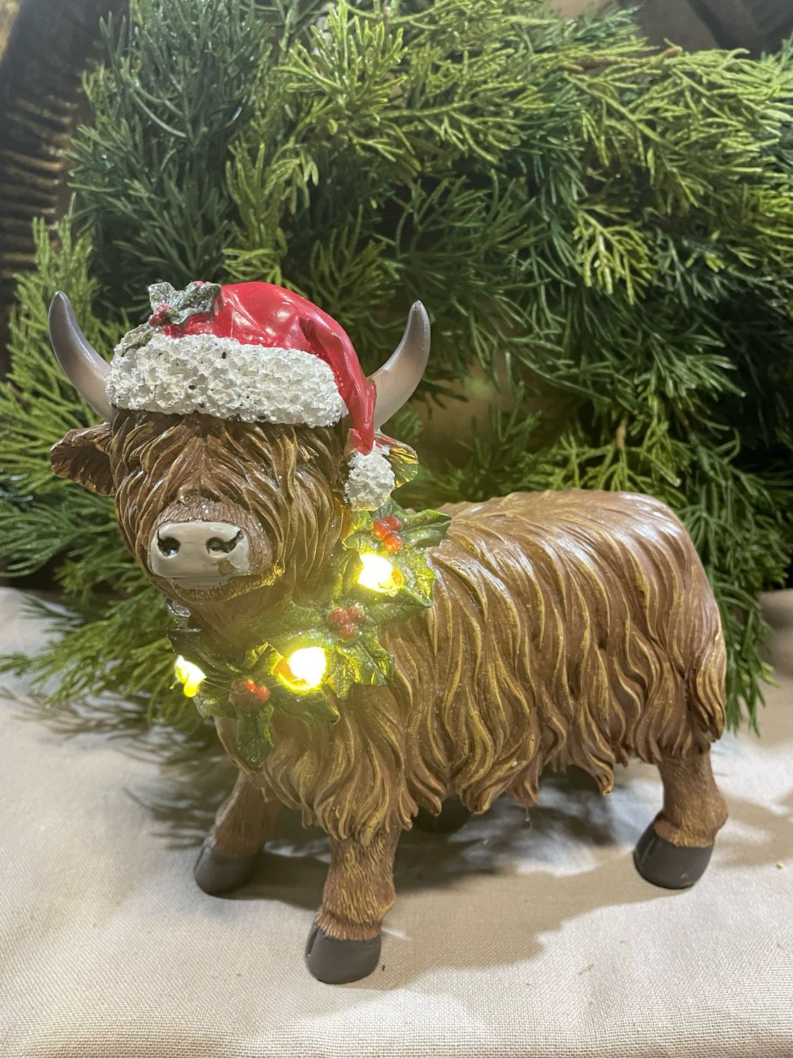 Han Holly Wreath LED Highland Cow