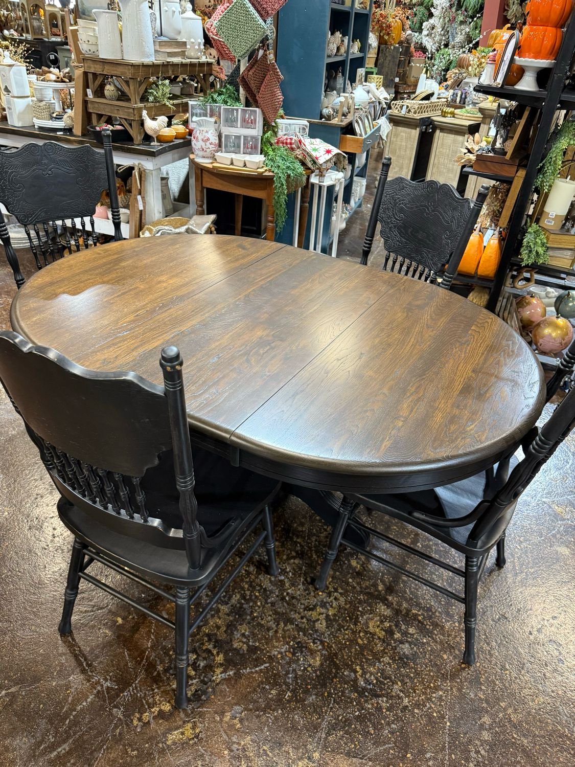 VV 42x60 Table w/4 Pressback Chairs