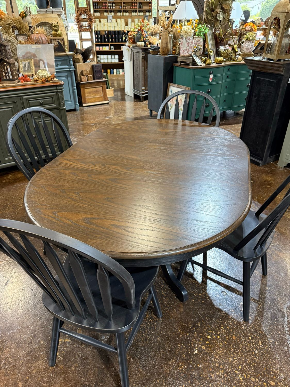 VV 42x60 Table w/4 Rounded Chairs