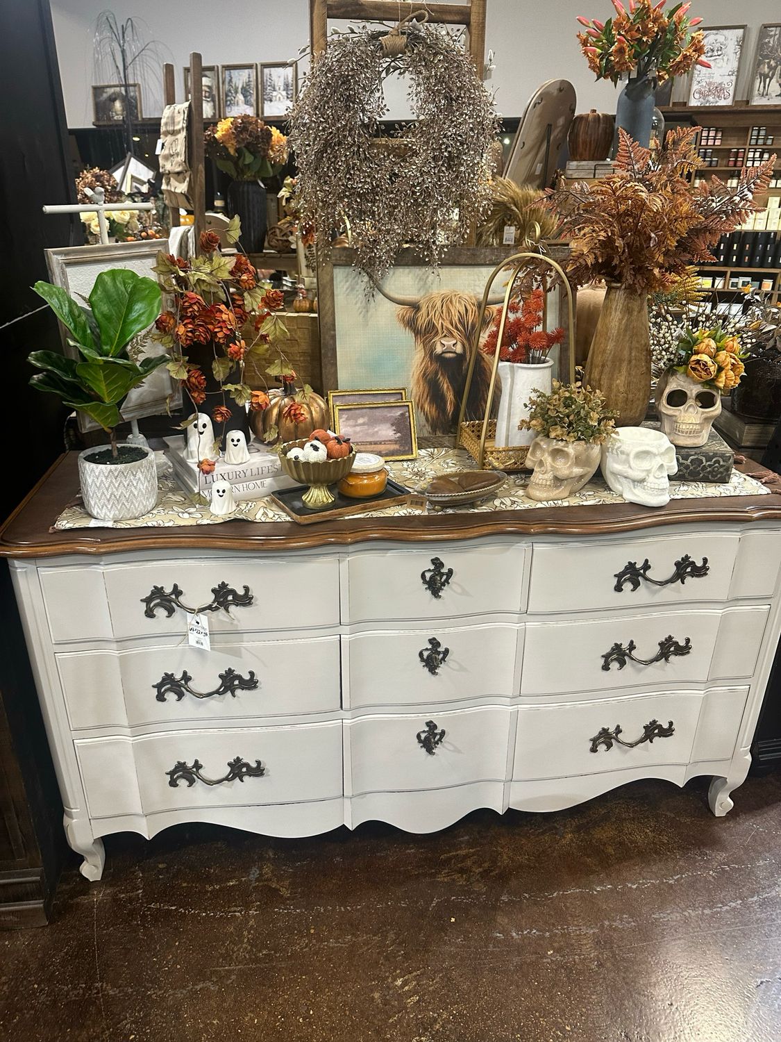 VV  Chantilly FP Dresser 64x22x34