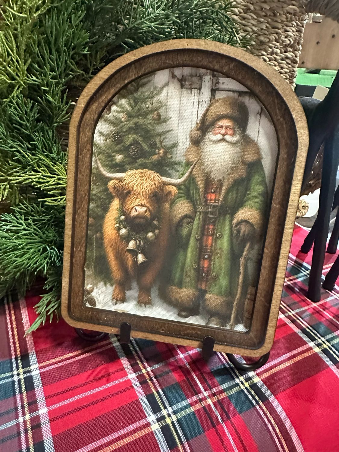 Red Arch Highland Santa Green 8x6