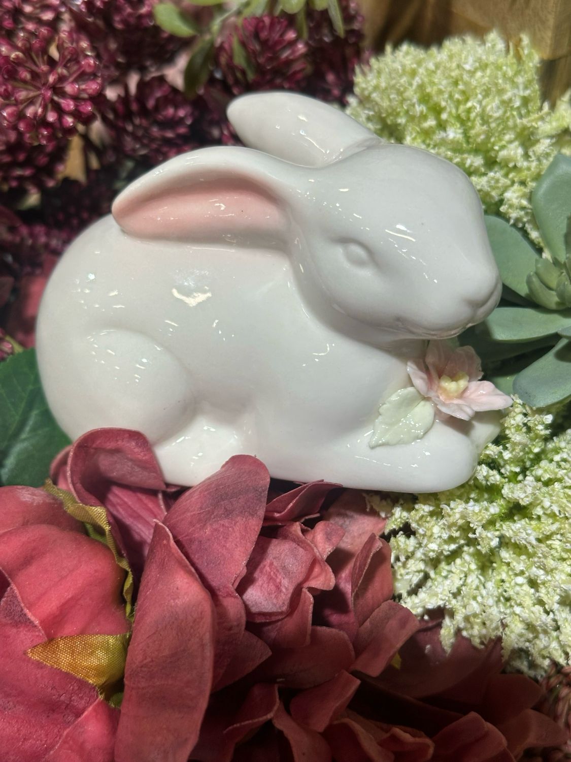 WTC Sit Porcelian Bunny Holding Flowers 5 L