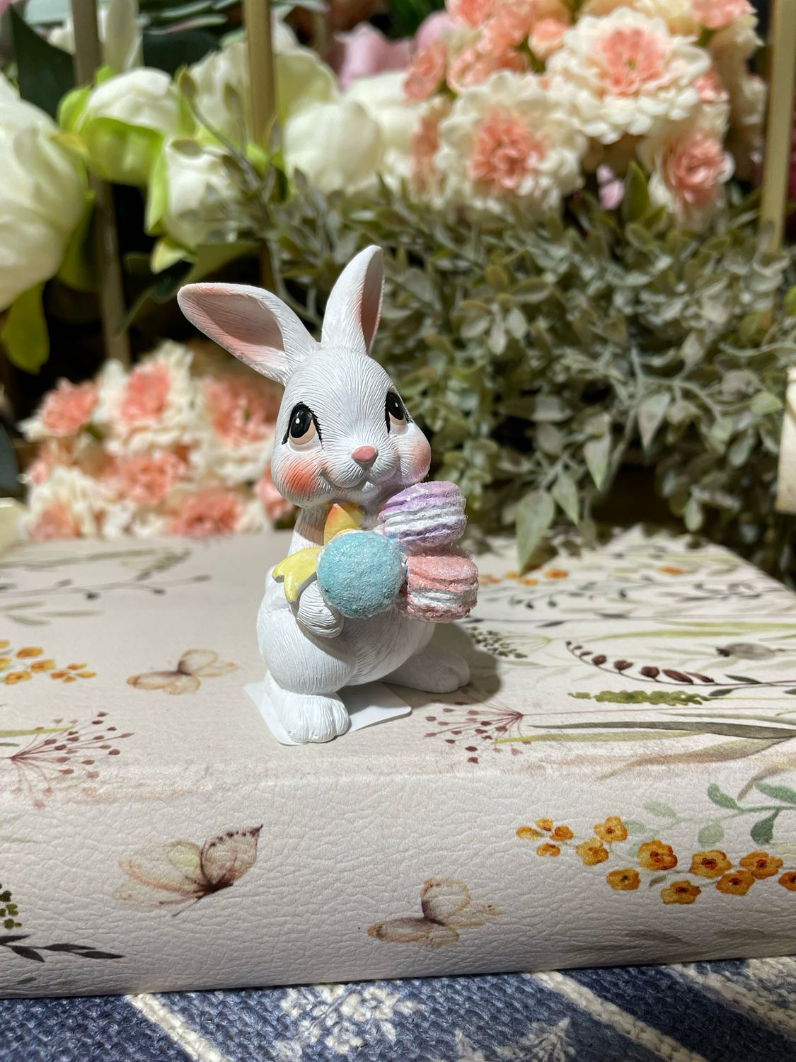 Han Yel Bow Bunny w Macaron 3"