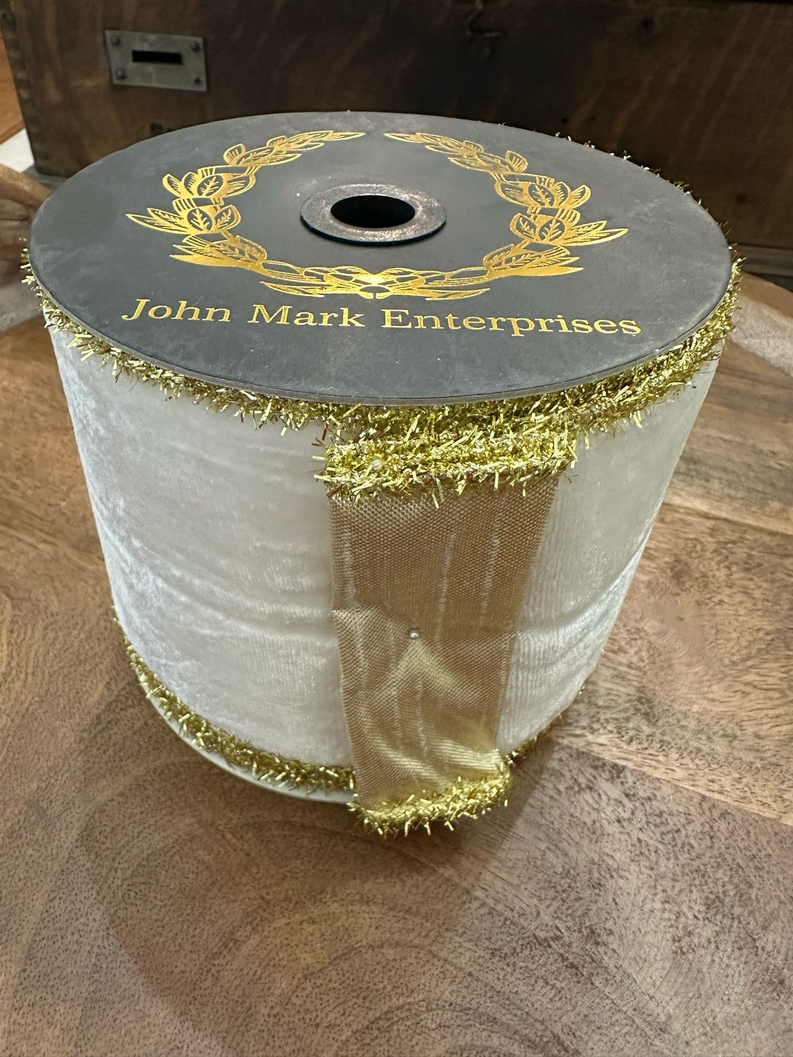 JME Velvet Tinsel Edge White 4x10