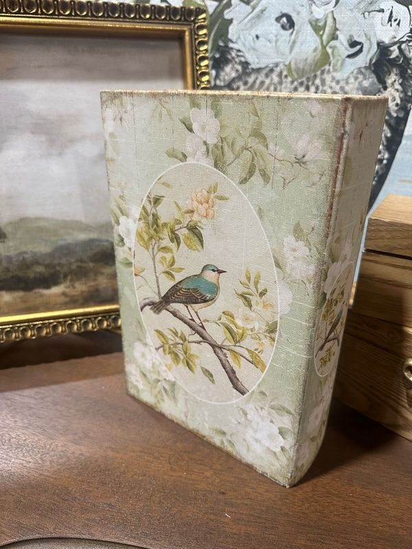 AB Lg Bird In Oval Book Box 10.75x7x2.75