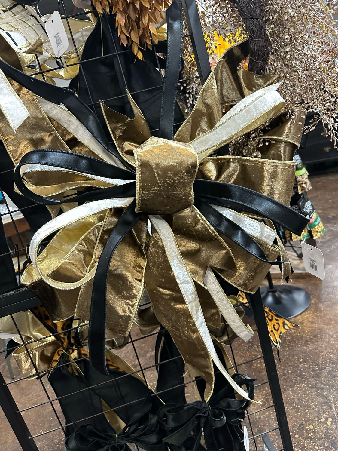 BBB White Gold Black Bow 36 X 24