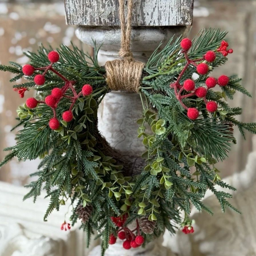 Lan 9" Pineheart Berry Hanging Wreath