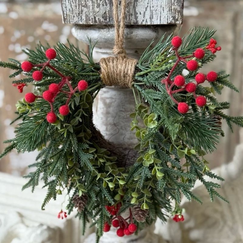 Lan 9" Pineheart Berry Hanging Wreath