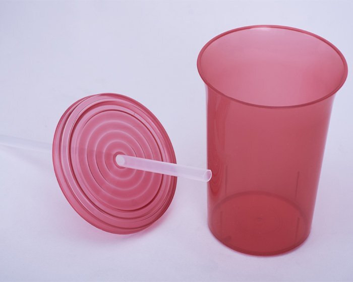 30 Vaso de plástico con tapa de presión y popote. La tapa cuenta con un  diseño que simula olas. CAP. 470 ml. Impresos con tu logo.