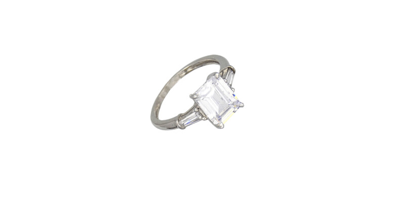 Anillo circonita talla esmeralda.