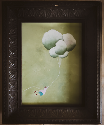 Aggrappati al sogno e vola via.  Hold on to the dream and fly away.