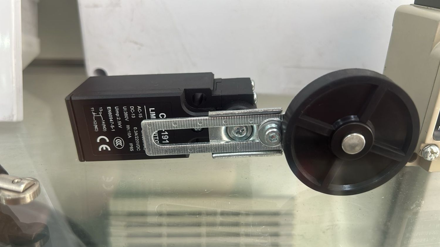 INTERRUPTOR DE LIMITE  / PLASTICO RODILLO GRANDE AJUSTABLE