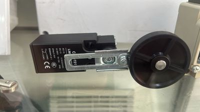 INTERRUPTOR DE LIMITE  / PLASTICO RODILLO GRANDE AJUSTABLE