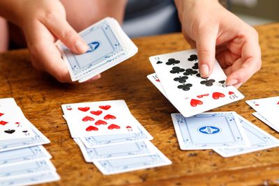 JUEGO DE CARTAS / NAIPES