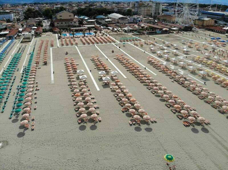 1 Ombrellone 2 Sdraio ultimi delle file.Prenotabile fino ad un massimo di 8 giorni per max 4 persone.Ingressi Piscine acquistabili in loco fino ad esaurimento capienza. Aggiungendo lettino 5 persone. 1 Ombrellone 2 Sdraio ultimi delle file.Prenotabile fino ad un massimo di 8 giorni per max 4 persone.Ingressi Piscine acquistabili in loco fino ad esaurimento capienza. Aggiungendo lettino 5 persone.