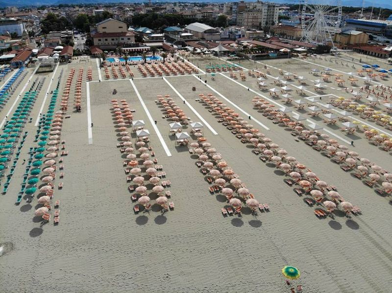 1 Ombrellone+ 2 Sdraio,ultimi ombrelloni delle file,possibile aggiunta lettino,si trova a meta' spiaggia.Per 4 persone,per massimo 8 giorni consecutivi.Piscina non inclusa,limiti capienza.