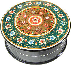 Green and golden lacquer jewelry box