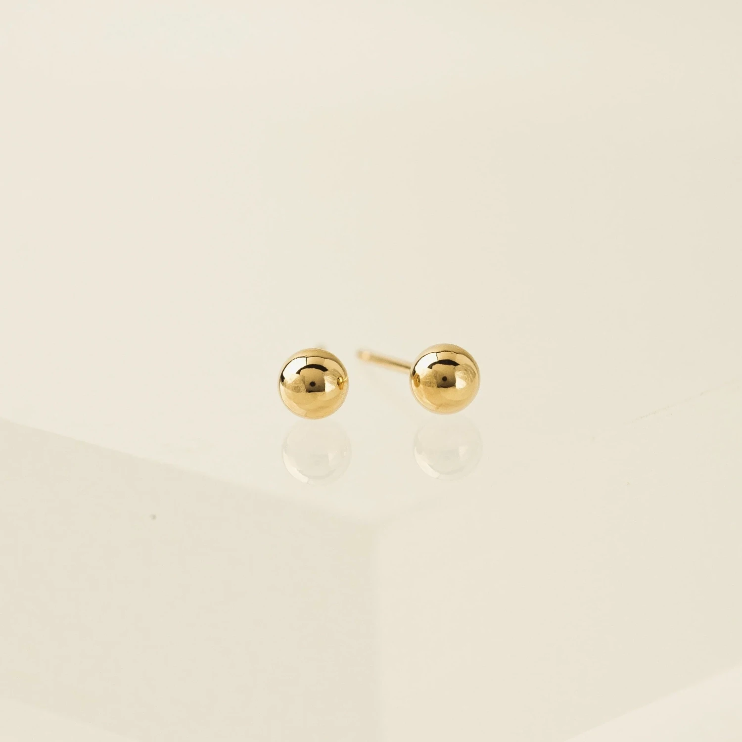 Lover&#39;s Tempo 5mm Ball Gold Filled Stud