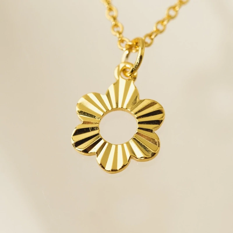 Lover&#39;s Tempo Demi Fine Daisy Fluted Necklace