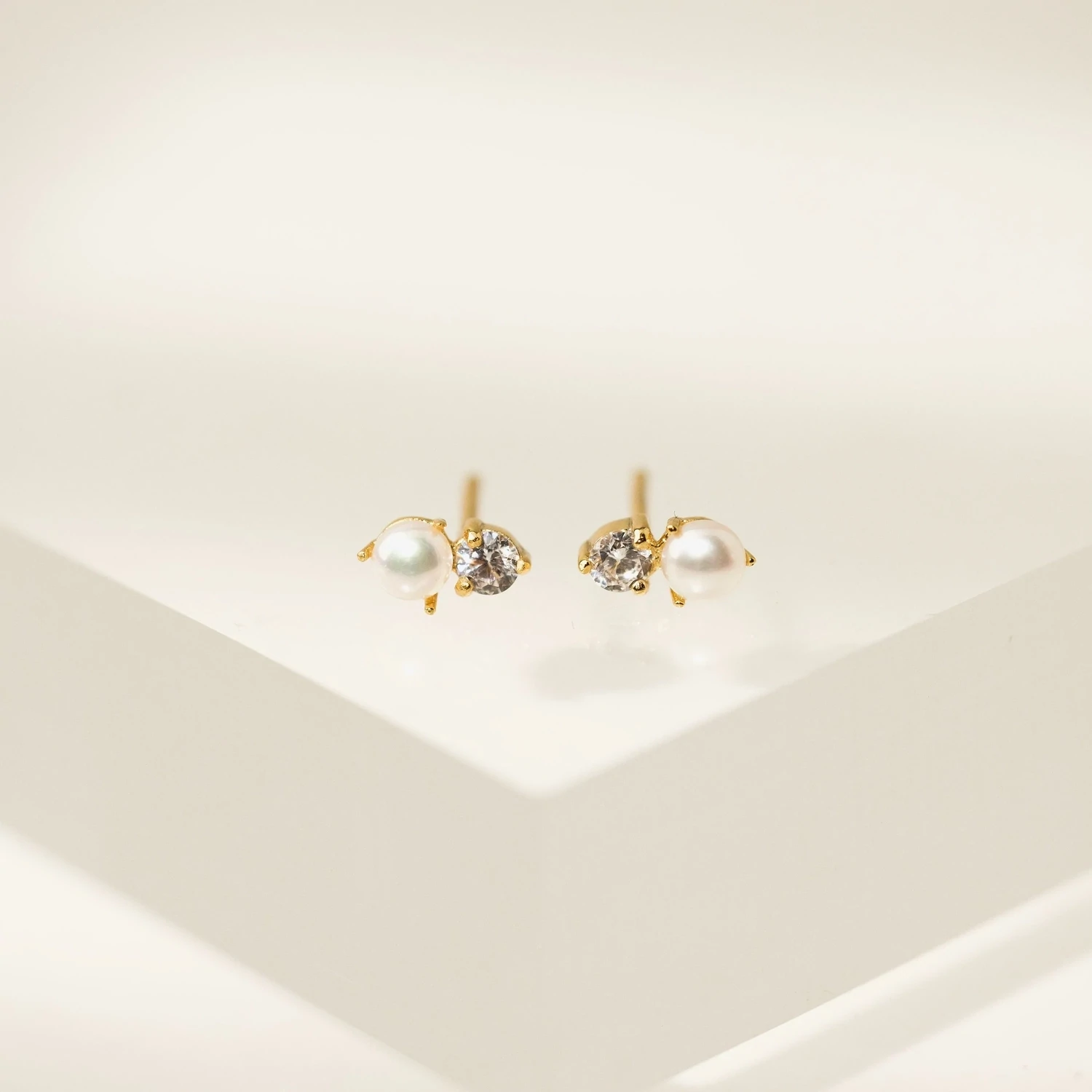 Lover&#39;s Tempo Demi Fine Luma Gemstone Stud Earrings Pearl/Crystal