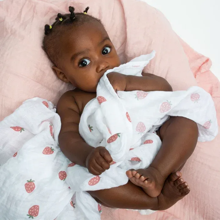 Lulujo 2Pack Cotton Muslin Blankets Strawberries & Pink Lulujo 2Pack Cotton Muslin Blankets Strawberries & Pink