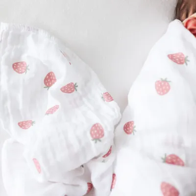 Lulujo 2Pack Cotton Muslin Swaddle Strawberries & Pink