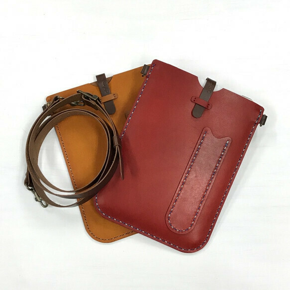iPad mini用の手縫いの革ケース（サコッシュ）