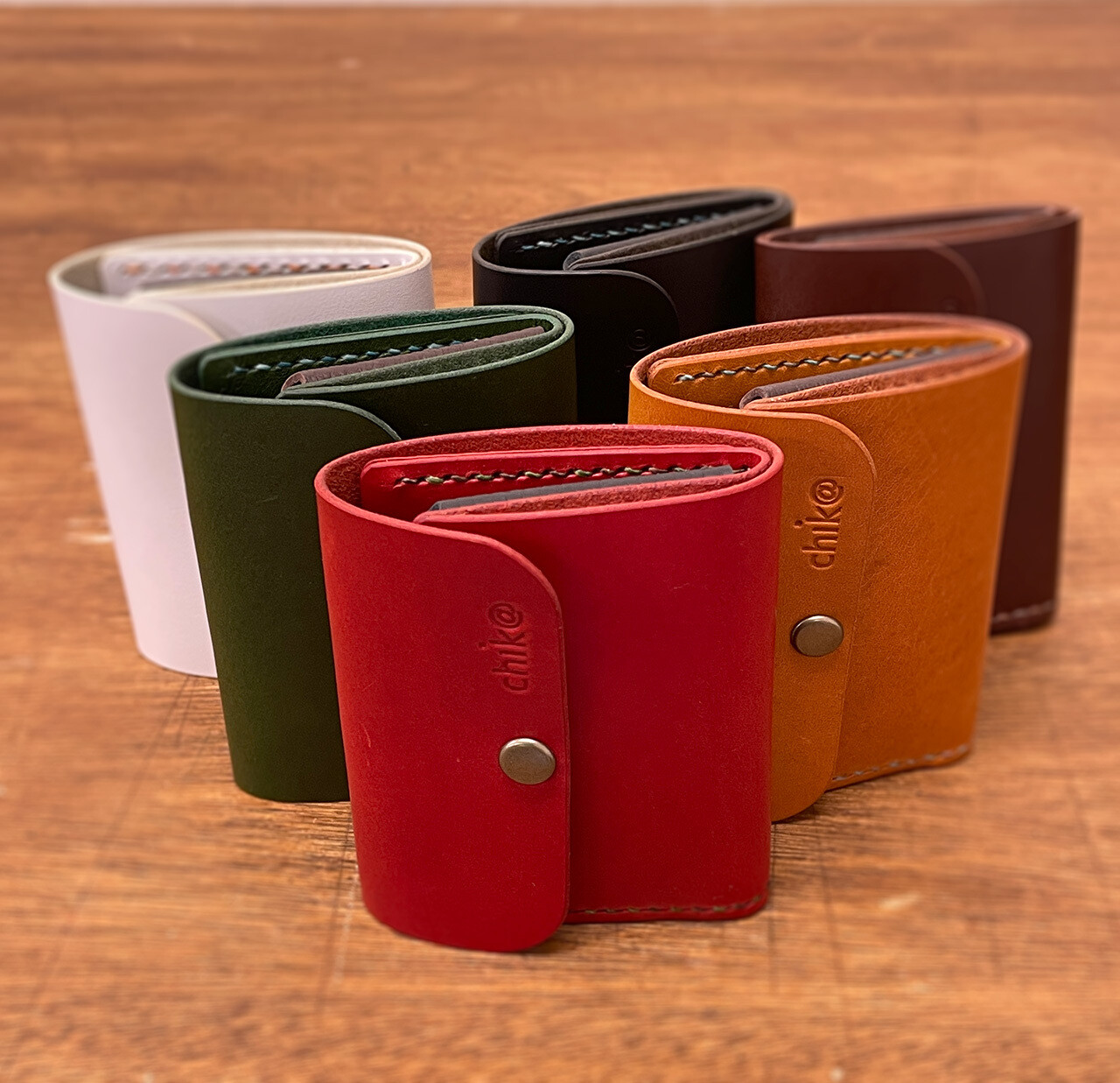 手縫いの小型の三つ折りウォレット（tri-fold wallet）