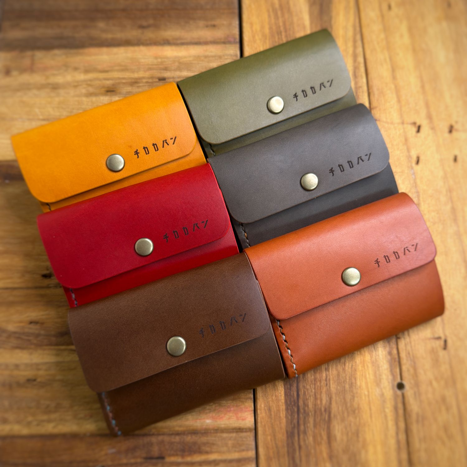 手縫いのバイカラーステッチの小型の三つ折りウォレット（tri-fold wallet）